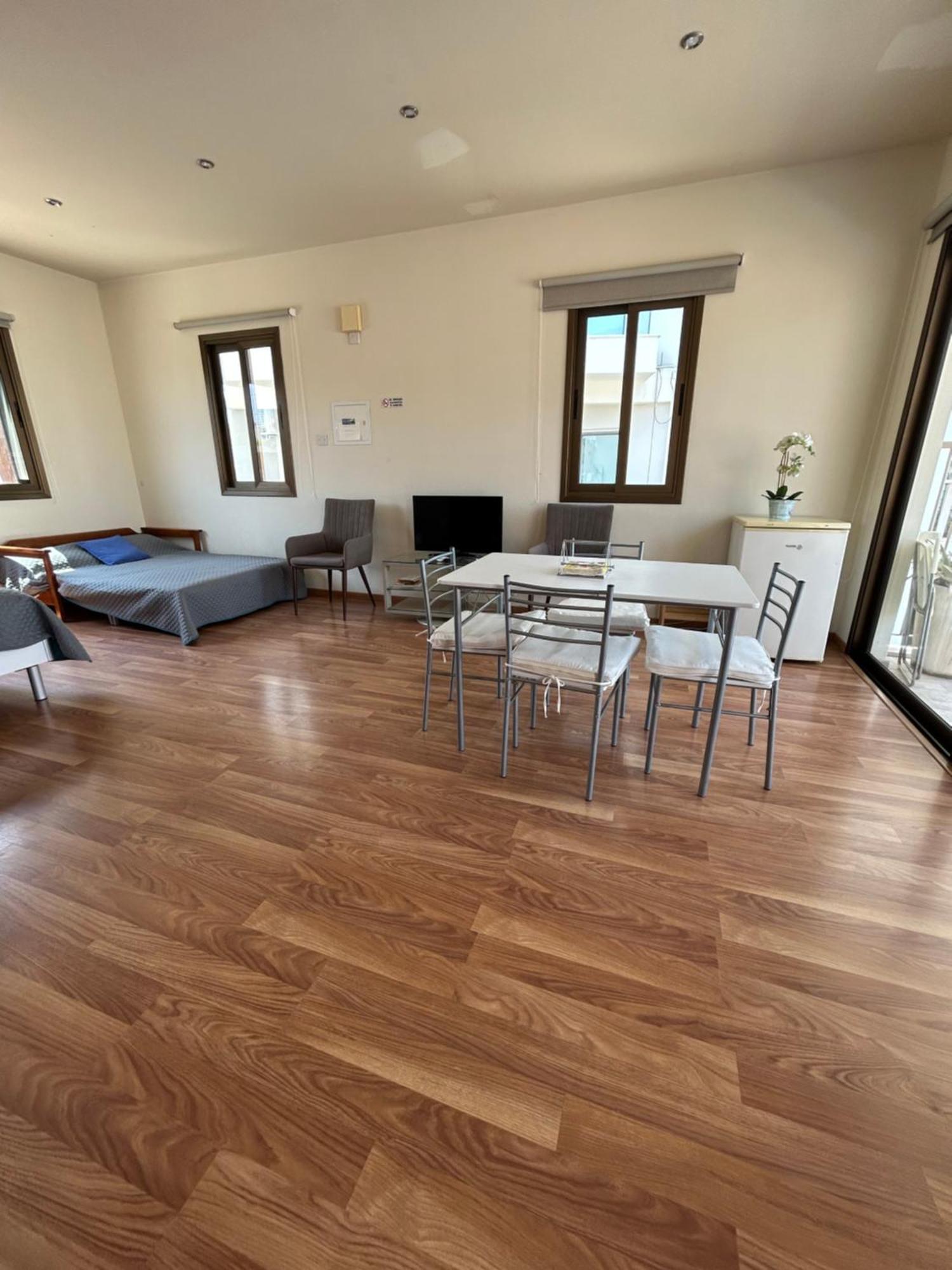 Extremely Comfy Apt With Spacious Private Terrace 10Min Walk To The Beach & In Town 라르나카 외부 사진